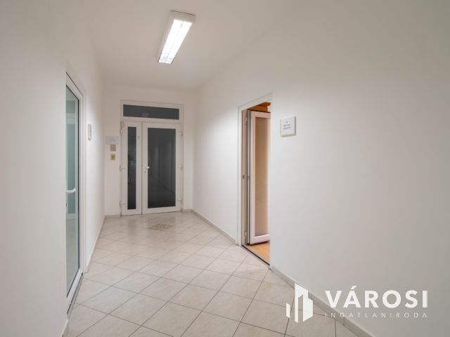 21 m2-es, részben berendezett, emeleti iroda a Pesti úton