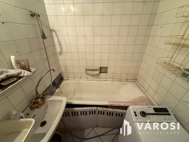 Besztercén felújítandó, erkélyes lakás eladó!