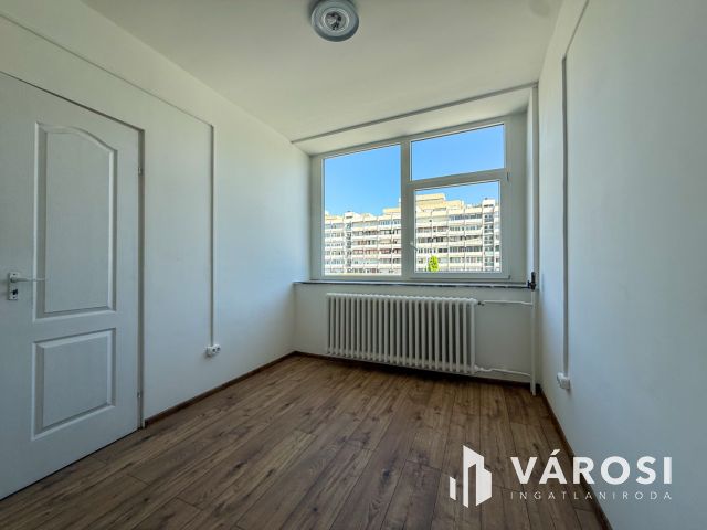 Belvárosi irodaház negyedik emeletén irodák eladók!