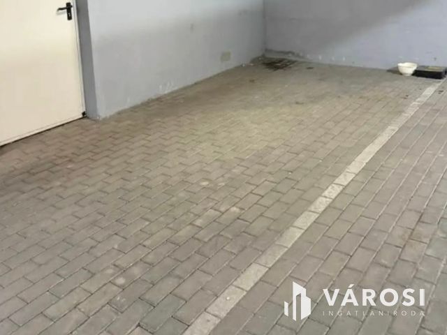 Parkolóhely KIADÓ Debrecen Belváros részben
