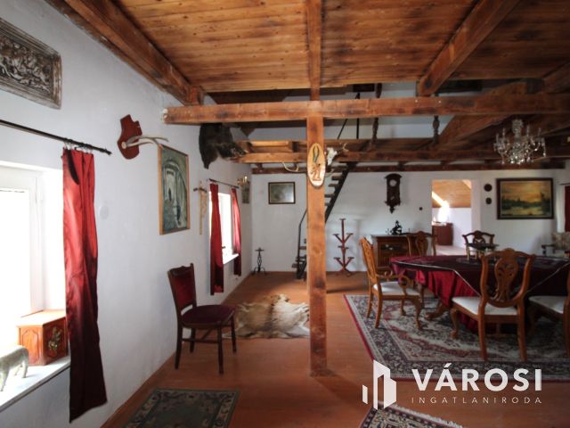 Kastélyjellegű birtok panorámával és saját vízparttal