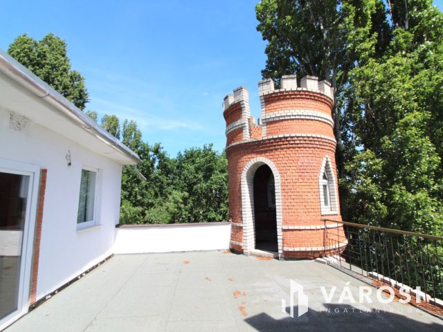 Kastélyjellegű birtok panorámával és saját vízparttal