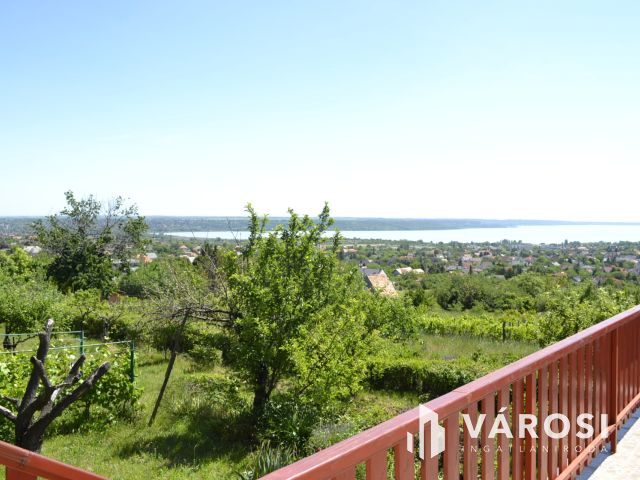 Balatonalmádiban, panorámás zártkert eladó!