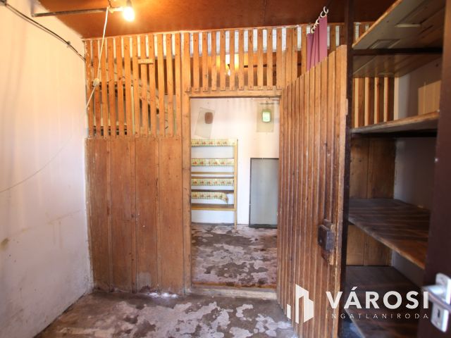 140 m2-es, felújítandó családi ház eladó