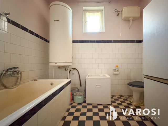 3 szobás, tégla falazatú kockaház a Vár közelében