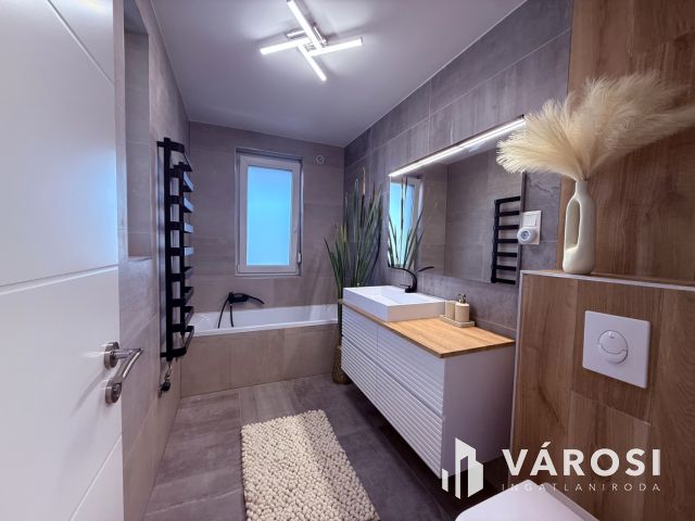 Penthouse lakás Madárhegyen!