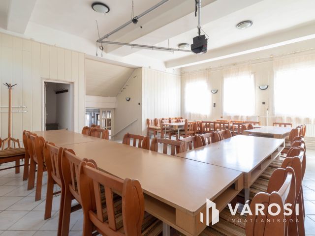 A 3-as főút mentén, Hort központjában 225 m2-es üzlet eladó