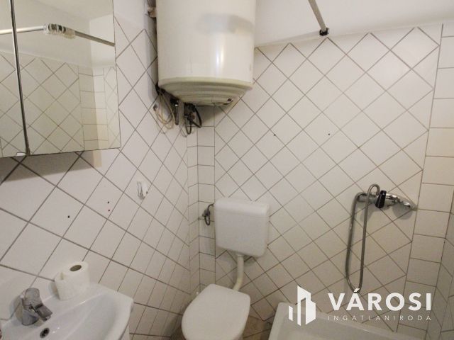 Sarok telken felújítandó ház