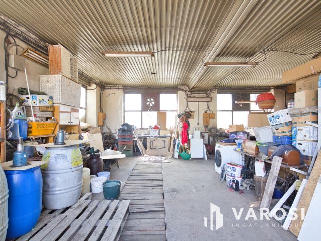 Nagy méretű telephely, tégla épületekkel Jaminában eladó