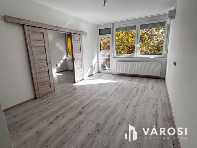 Modern, fiatalos lakás Békéscsabán, a belváros szívében